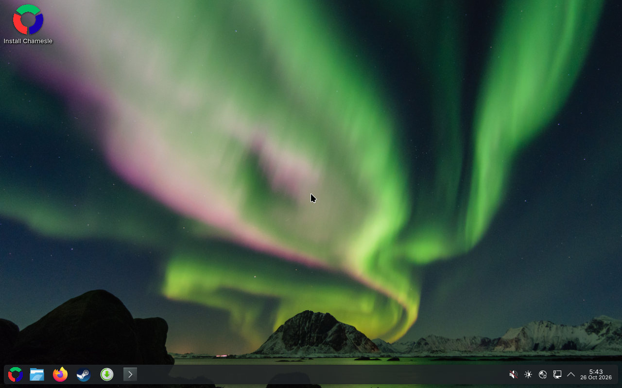 The Play flavor: KDE Plasma with Steam on the taskbar and the northern lights over Lofoten