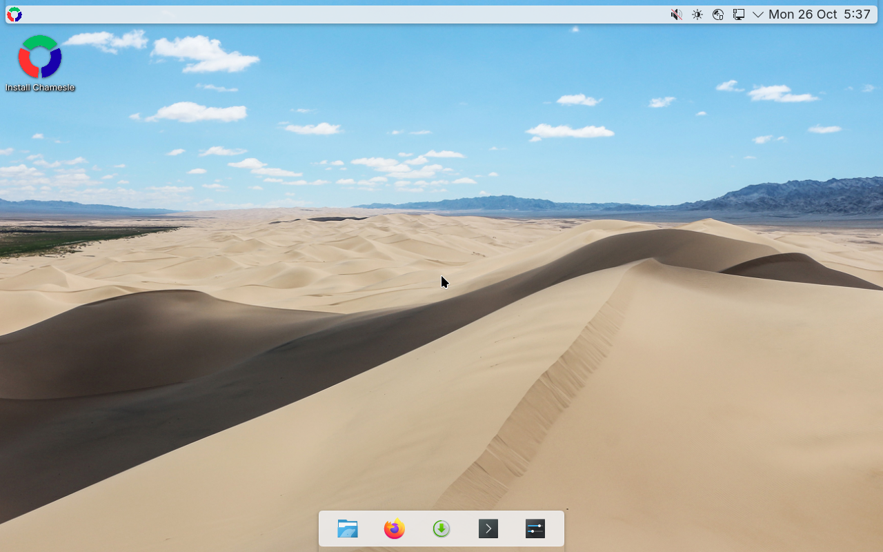 The Ranni flavor: a menu bar at the top, a dock at the bottom and the Mongolian dunes